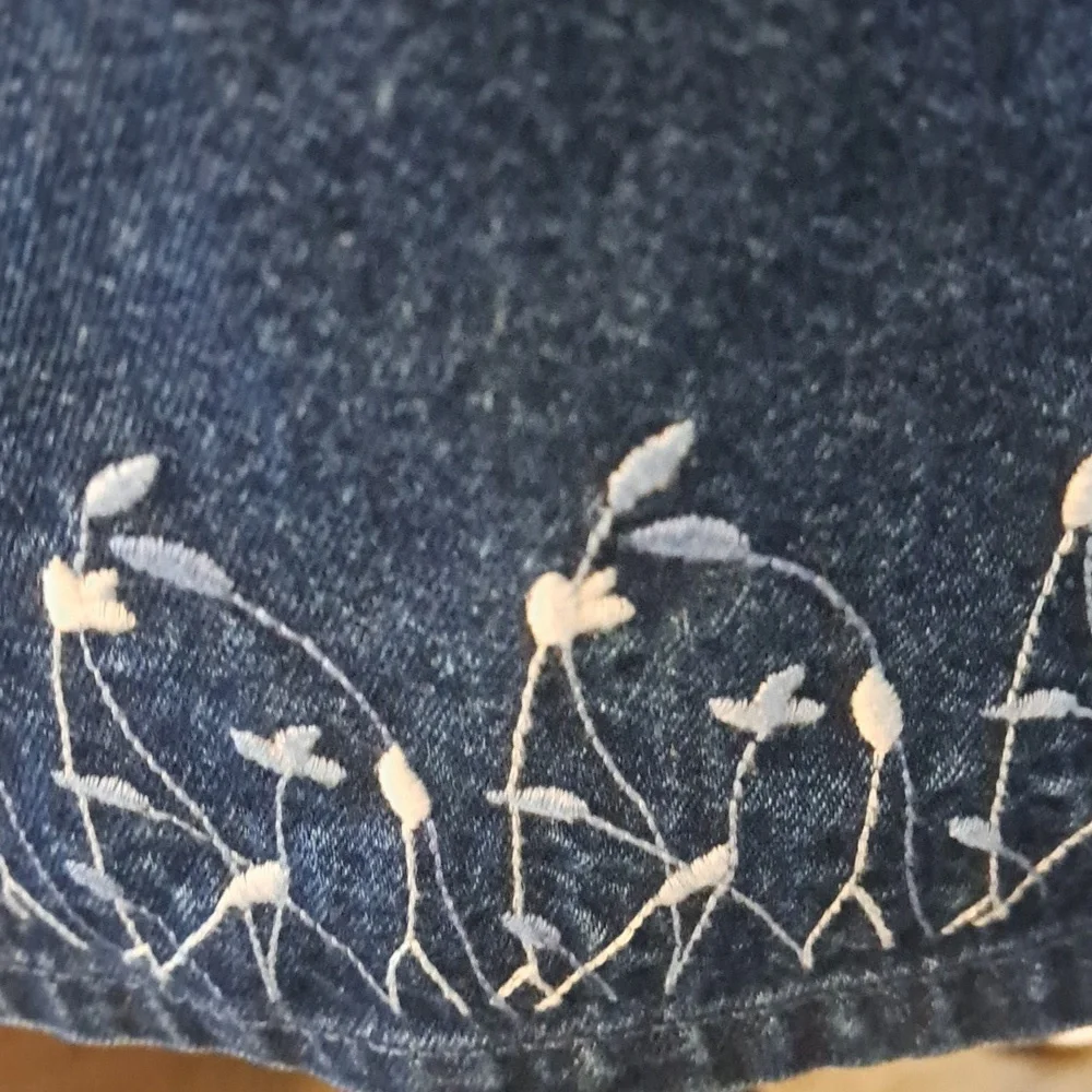 Denim skirt size 13/14 of 100% Cotton. Waist: 31 inches w/zipper back and 19 Len - Picture 2 of 5